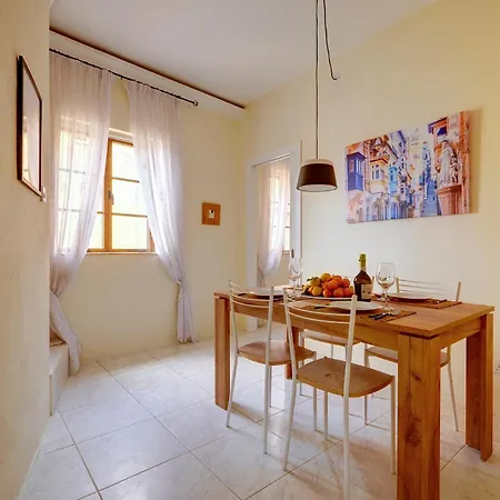 Traditional Maltese Townhouse, Roof Terrace And Views Apartment