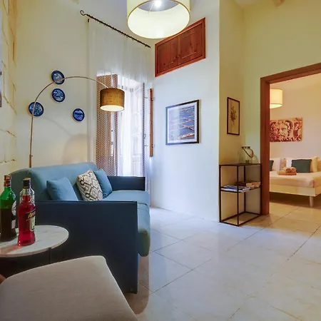 Traditional Maltese Townhouse, Roof Terrace And Views Apartment *