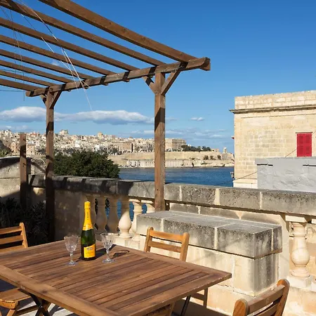Cosy Maltese Townhouse Roof Terrace And Views Senglea
