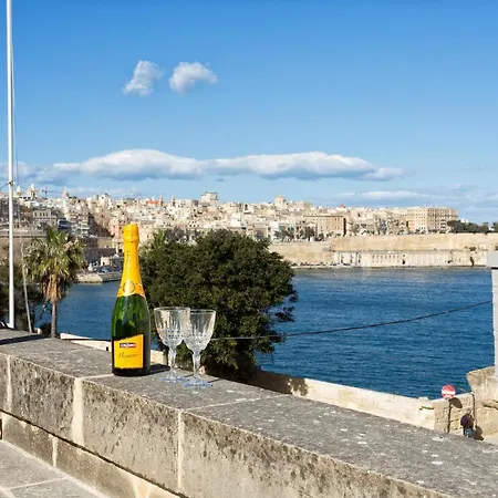 Traditional Maltese Townhouse, Roof Terrace And Views Apartment