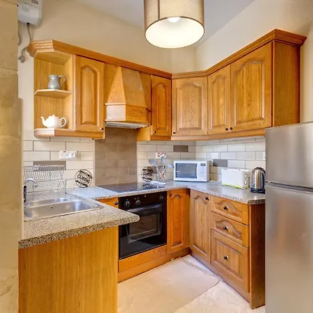 Traditional Maltese Townhouse, Roof Terrace And Views Apartment *