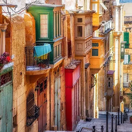 Cosy Maltese Townhouse Roof Terrace And Views בית נופש סנגלאה